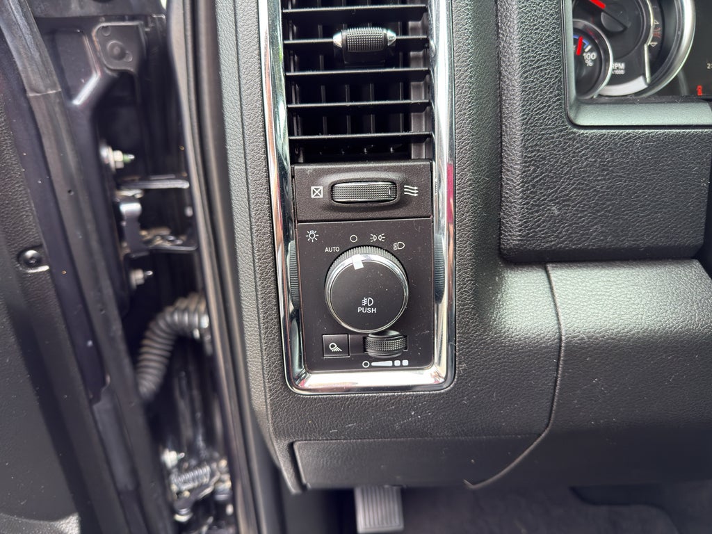 2018 RAM 1500 Laramie Crew Cab 4x4 5'7" Box