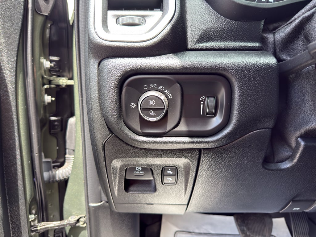 2021 RAM 1500 Big Horn Crew Cab 4x4 5'7" Box