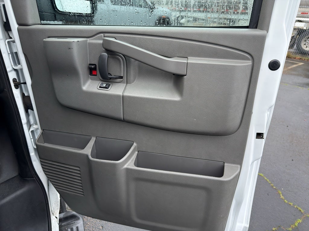 2023 Chevrolet Express Passenger 3500 1LS