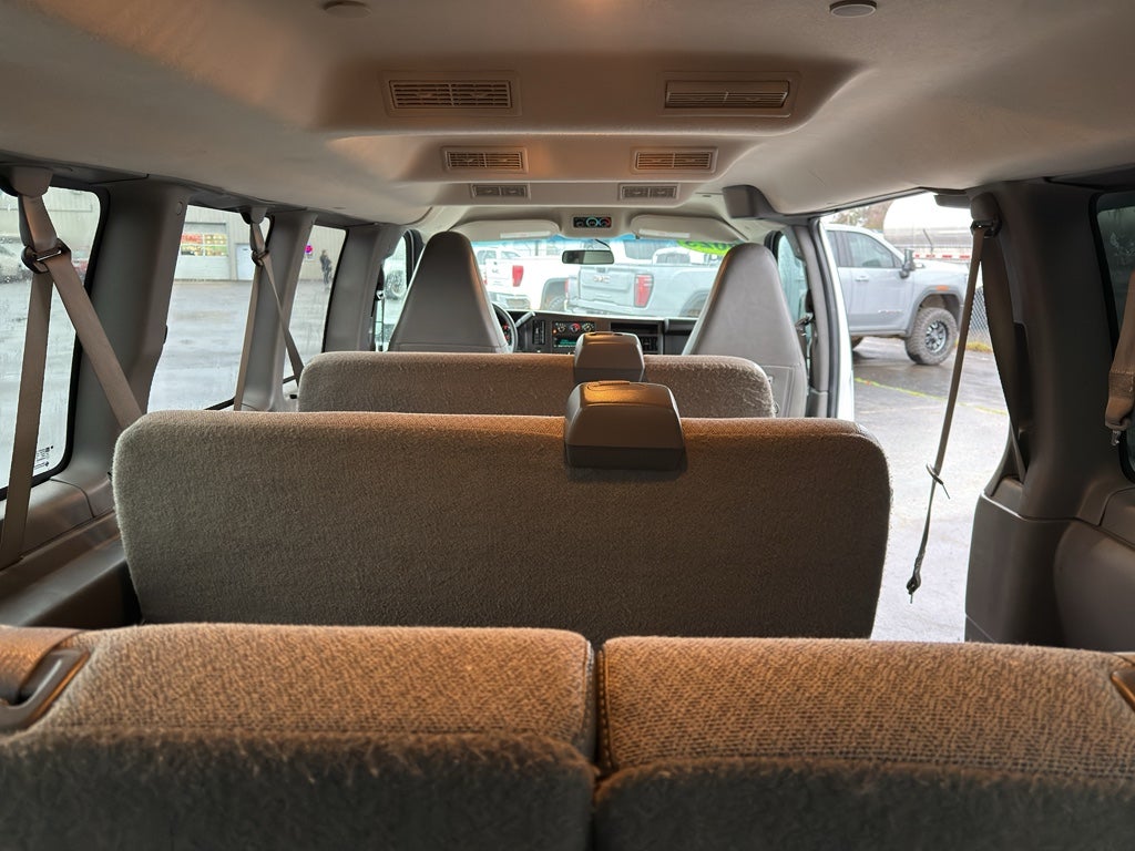 2023 Chevrolet Express Passenger 3500 1LS