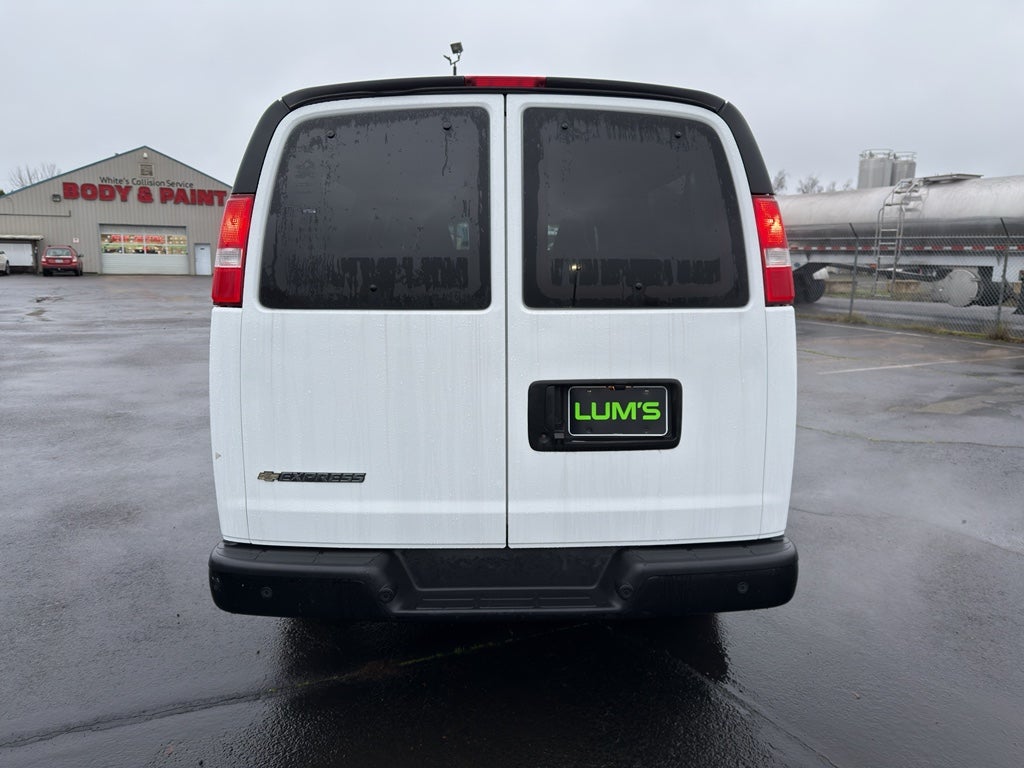 2023 Chevrolet Express Passenger 3500 1LS
