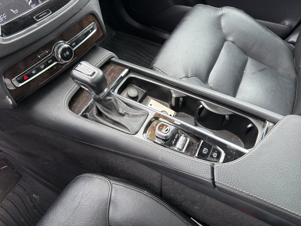 2016 Volvo XC90 T6 Momentum