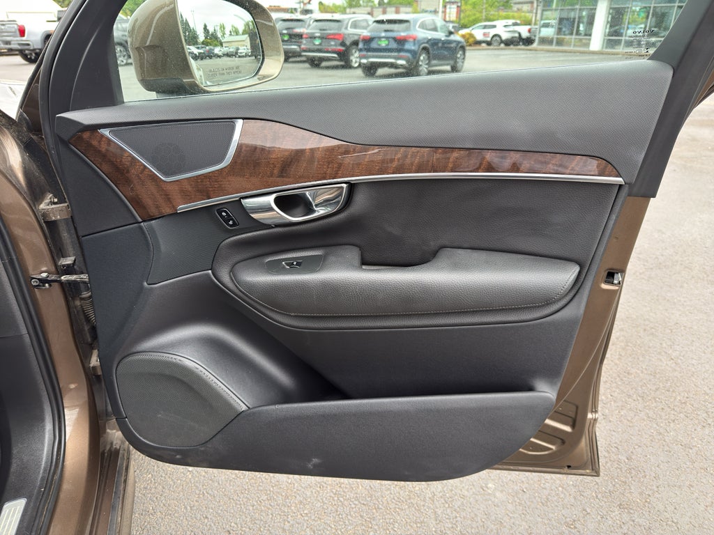 2016 Volvo XC90 T6 Momentum