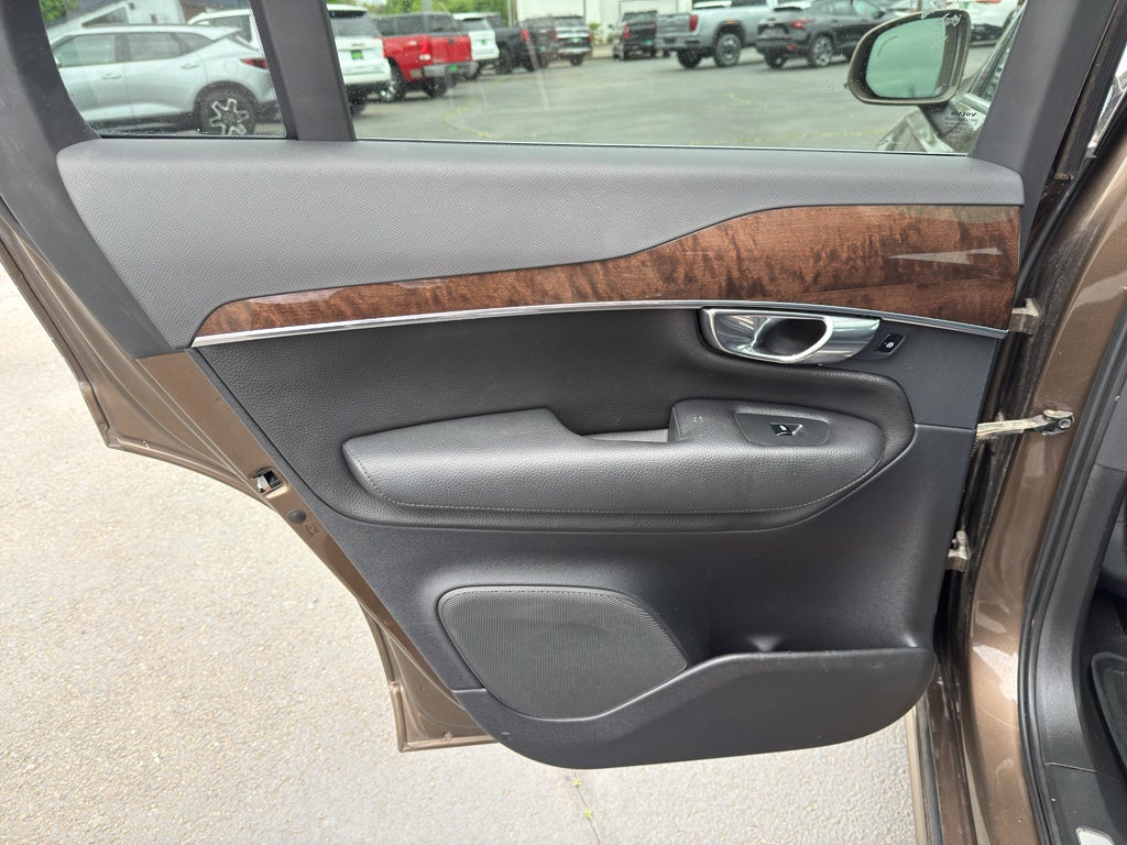 2016 Volvo XC90 T6 Momentum