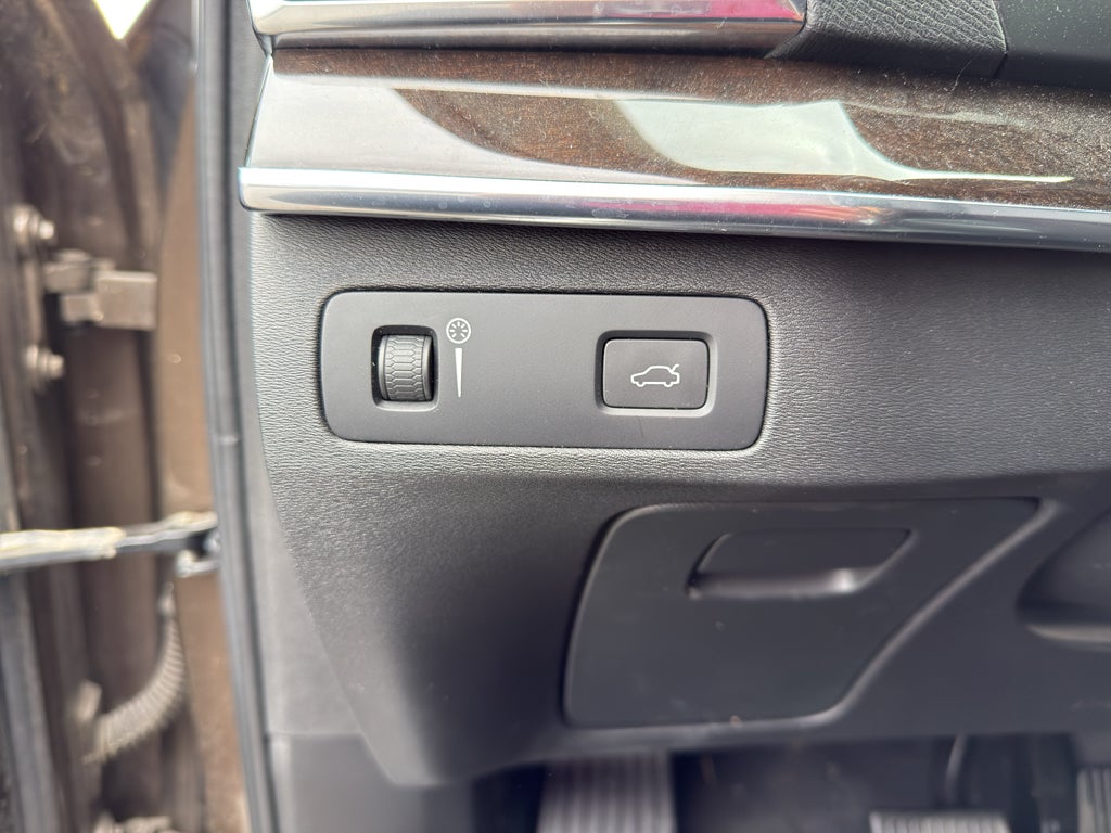 2016 Volvo XC90 T6 Momentum